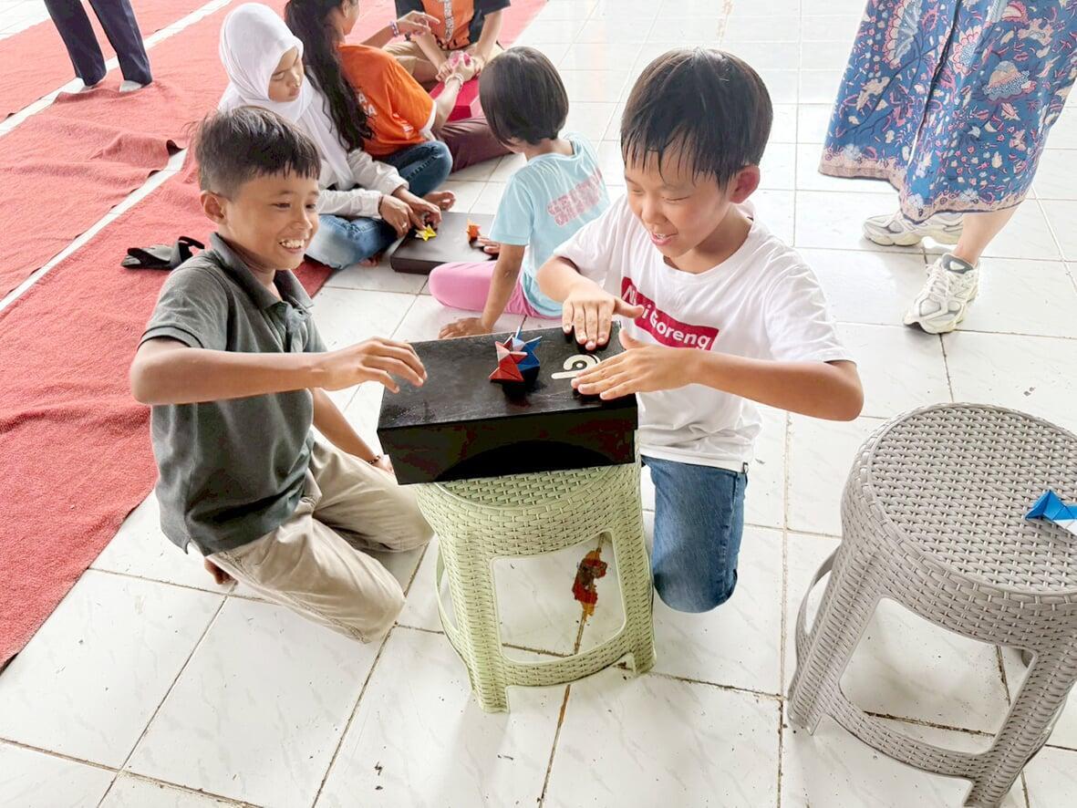 ボランディアグループ J2net：インドネシアの子供と一緒に劇や紙相撲